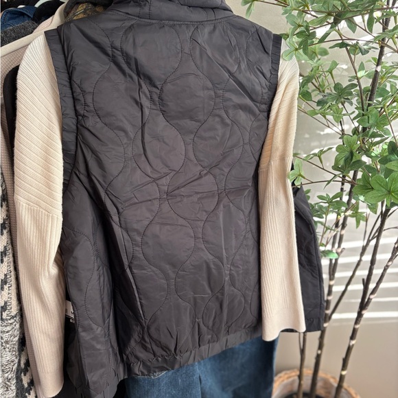 90 Degree By Reflex Women's Black Puffer Vest - Picture 10 of 10